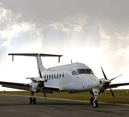 Beechcraft 1900D sur le tarmac sous un ciel nuageux
