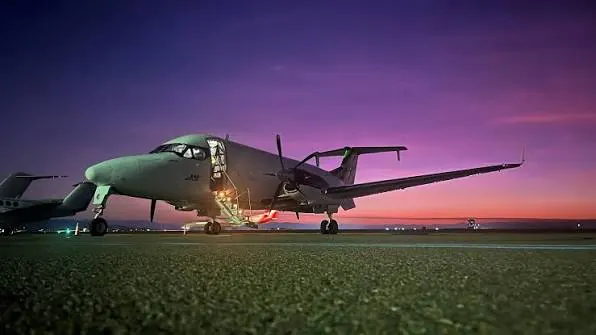 Beechcraft 1900D au sol au crépuscule, porte ouverte