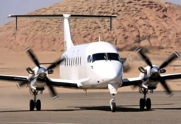 Beechcraft 1900D roulant sur une piste en zone désertique